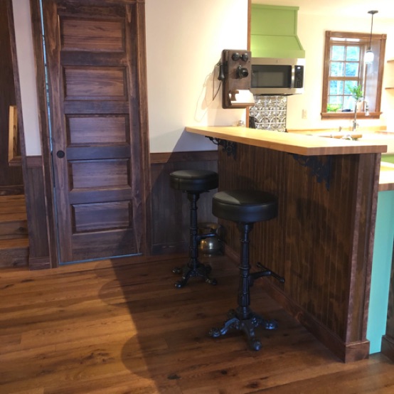 Small bar between kitchen and living room